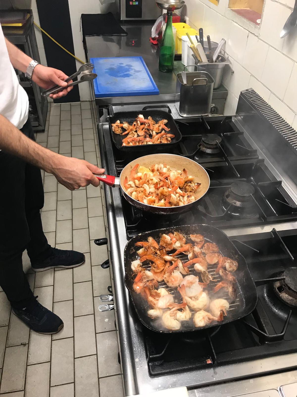Professionelle Küche mit frischen Meeresfrüchten